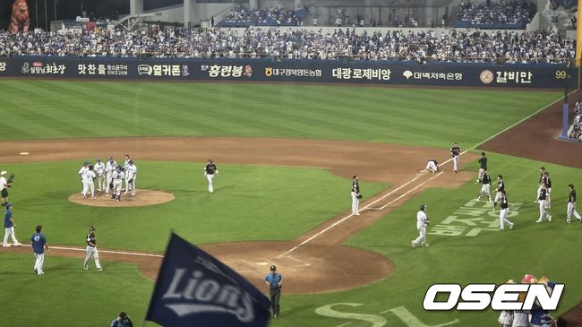 [OSEN=대구, 한용섭 기자] LG 트윈스 천성호가 9일 대구 삼성라이온즈파크에서 열린 삼성 라이온즈와 경기에서 9회초 1사 만루에서 유격수 땅볼 병살타를 때린 후 1루 베이스에 헤드퍼스트 슬라이딩을 하고서 엎드려 있다. /orange@osen.co.kr