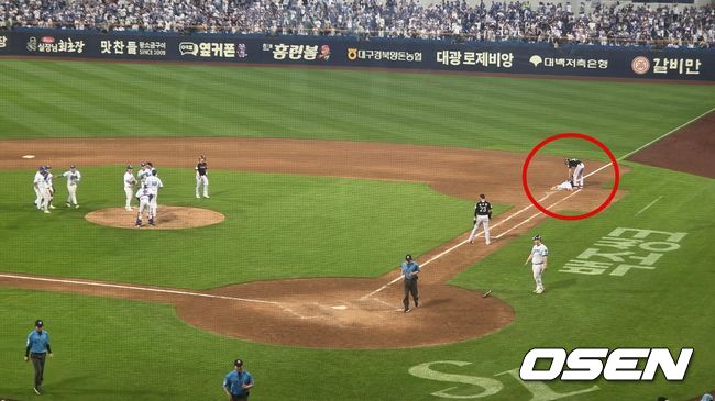 [OSEN=대구, 한용섭 기자] LG 트윈스 천성호가 9일 대구 삼성라이온즈파크에서 열린 삼성 라이온즈와 경기에서 9회초 1사 만루에서 유격수 땅볼 병살타를 때린 후 1루 베이스에 헤드퍼스트 슬라이딩을 하고서 엎드려 있다. 김용의 1루 주루코치가 천성호를 다독이고 있다. /orange@osen.co.kr