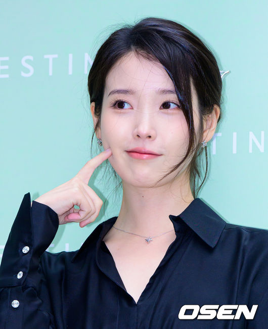 [OSEN=지형준 기자] 11일 서울 송파구 가락동에서 주얼리 브랜드포토콜 행사가 열렸다.이날 참석한 가수 겸 배우 아이유는 단아한 블랙 원피스에 MBC 금토드라마 ‘21세기 대군부인’에서 착용해 화제를 모은 주얼리와 헤어 비녀를 매치해 우아하면서 세련된 분위기를 완성했다. 아이유가 포즈를 취하고 있다. 2026.05.11/ jpnews@osen.co.kr