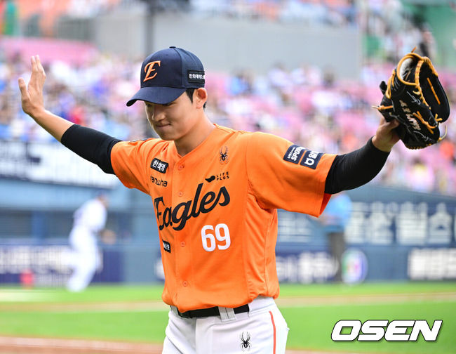 [OSEN=잠실, 최규한 기자] 10일 서울 잠실야구장에서 ‘2026 신한 SOL KBO 올스타 프라이데이’가 열렸다.올스타 프라이데이인 오늘(10일)은 '넥스트레벨 매치'가 가장 먼저 열렸다. 지난해 넥스트 레벨 트레이닝 캠프를 수료한 고교 2학년 유망주들이 참가해 2028 KBO 신인드래프트를 앞둔 차세대 스타들의 기량을 선보였다. 이어 북부리그와 남부리그가 맞붙는 퓨처스 올스타전이 펼쳐진다. 경기 종료 후에는 팬 투표로 선정된 거포 8명이 출전하는 홈런 더비가 펼쳐진다.1회말 북부 선발 한화 강건우가 이닝을 마친 뒤 더그아웃으로 향하며 세리머니를 하고 있다. 2026.07.10 / dreamer@osen.co.kr
