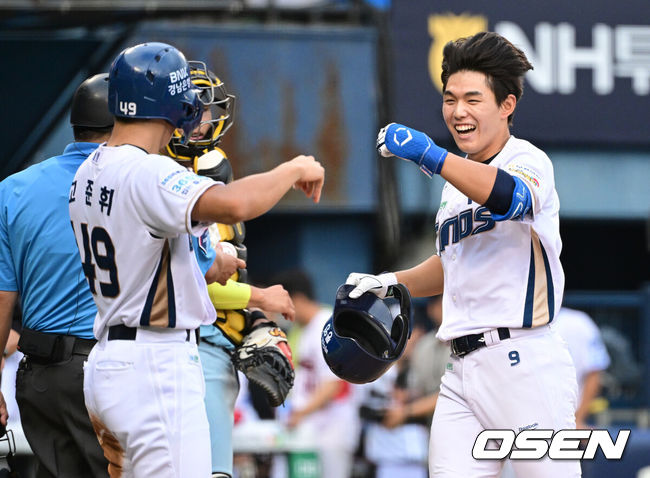 [OSEN=잠실, 최규한 기자] 10일 서울 잠실야구장에서 ‘2026 신한 SOL KBO 올스타 프라이데이’가 열렸다.올스타 프라이데이인 오늘(10일)은 '넥스트레벨 매치'가 가장 먼저 열렸다. 지난해 넥스트 레벨 트레이닝 캠프를 수료한 고교 2학년 유망주들이 참가해 2028 KBO 신인드래프트를 앞둔 차세대 스타들의 기량을 선보였다. 이어 북부리그와 남부리그가 맞붙는 퓨처스 올스타전이 펼쳐진다. 경기 종료 후에는 팬 투표로 선정된 거포 8명이 출전하는 홈런 더비가 펼쳐진다.4회말 무사 1루 상황 NC 신재인이 달아나는 좌월 투런포를 날리고 홈을 밟으며 고준휘와 기뻐하고 있다. 2026.07.10 / dreamer@osen.co.kr