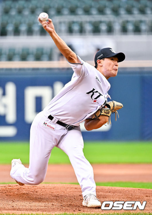 [OSEN=잠실, 민경훈 기자] 10일 서울 잠실야구장에서 ‘2026 신한 SOL KBO 올스타 프라이데이’가 열렸다.올스타 프라이데이인 오늘(10일)은 '넥스트레벨 매치'가 가장 먼저 열렸다. 지난해 넥스트 레벨 트레이닝 캠프를 수료한 고교 2학년 유망주들이 참가해 2028 KBO 신인드래프트를 앞둔 차세대 스타들의 기량을 선보였다. 이어 북부리그와 남부리그가 맞붙는 퓨처스 올스타전이 펼쳐진다. 경기 종료 후에는 팬 투표로 선정된 거포 8명이 출전하는 홈런 더비가 펼쳐진다.퓨처스 올스타전 선발로 나선 KT 박지훈이 도포를 입고 마운드에 오른 후 활을 쏜 후 도포를 벗고 힘차게 공을 뿌리고 있다. 2026.07.10 / rumi@osen.co.kr