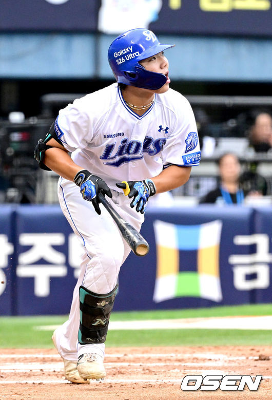 [OSEN=잠실, 최규한 기자] 10일 서울 잠실야구장에서 ‘2026 신한 SOL KBO 올스타 프라이데이’가 열렸다.올스타 프라이데이인 오늘(10일)은 '넥스트레벨 매치'가 가장 먼저 열렸다. 지난해 넥스트 레벨 트레이닝 캠프를 수료한 고교 2학년 유망주들이 참가해 2028 KBO 신인드래프트를 앞둔 차세대 스타들의 기량을 선보였다. 이어 북부리그와 남부리그가 맞붙는 퓨처스 올스타전이 펼쳐진다. 경기 종료 후에는 팬 투표로 선정된 거포 8명이 출전하는 홈런 더비가 펼쳐진다.2회말 1사 주자없는 상황 삼성 함수호가 선제 우월 솔로포를 날리고 있다. 2026.07.10 / dreamer@osen.co.kr