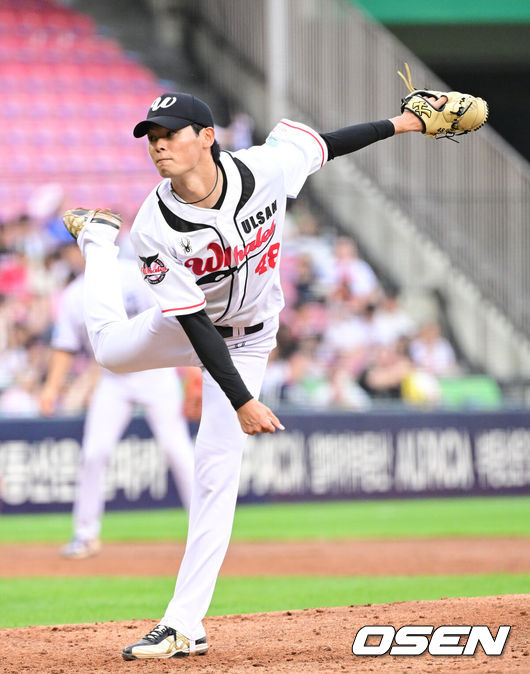 [OSEN=잠실, 최규한 기자] 10일 서울 잠실야구장에서 ‘2026 신한 SOL KBO 올스타 프라이데이’가 열렸다.올스타 프라이데이인 오늘(10일)은 '넥스트레벨 매치'가 가장 먼저 열렸다. 지난해 넥스트 레벨 트레이닝 캠프를 수료한 고교 2학년 유망주들이 참가해 2028 KBO 신인드래프트를 앞둔 차세대 스타들의 기량을 선보였다. 이어 북부리그와 남부리그가 맞붙는 퓨처스 올스타전이 펼쳐진다. 경기 종료 후에는 팬 투표로 선정된 거포 8명이 출전하는 홈런 더비가 펼쳐진다.퓨처스 올스타전에 출전한 울산웨일즈 나가가 힘차게 공을 뿌리고 있다. 2026.07.10 / dreamer@osen.co.kr