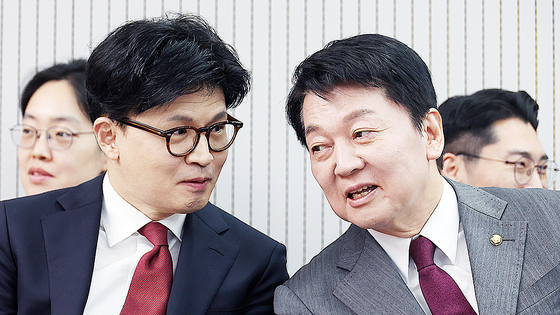 지난해 4월 29일 서울 여의도 국민의힘 당사에서 열린 제21대 대통령 후보자 국민의힘 3차 경선 진출자 발표 행사에서 결과 발표 전 한동훈, 안철수 후보가 대화하고 있다. 중앙일보 자료 사진