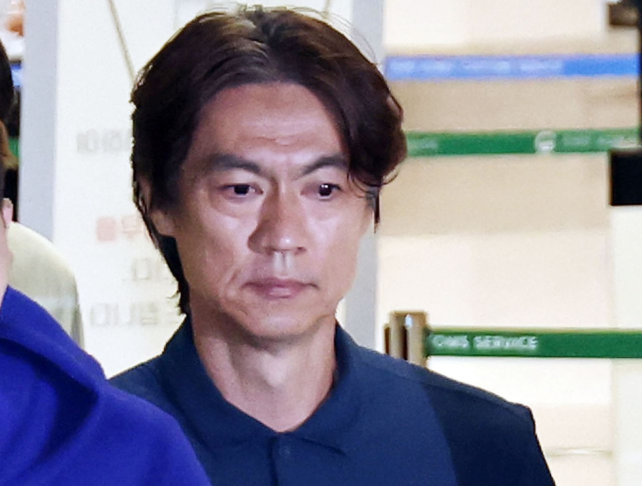 2026 북중미 월드컵에서 사상 최악의 성적을 낸 홍명보 전 축구대표팀 감독이 지난달 30일 인천국제공항 제2여객터미널을 통해 귀국하고 있다. 연합뉴스