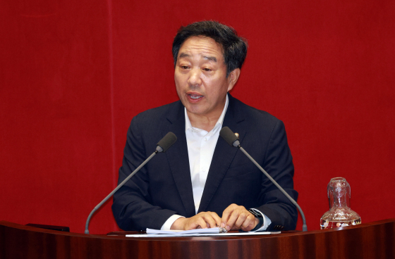 국민의힘 강승규 의원이 국회 본회의에서 방송문화진흥회법에 관한 무제한토론을 하고 있다. 연합뉴스