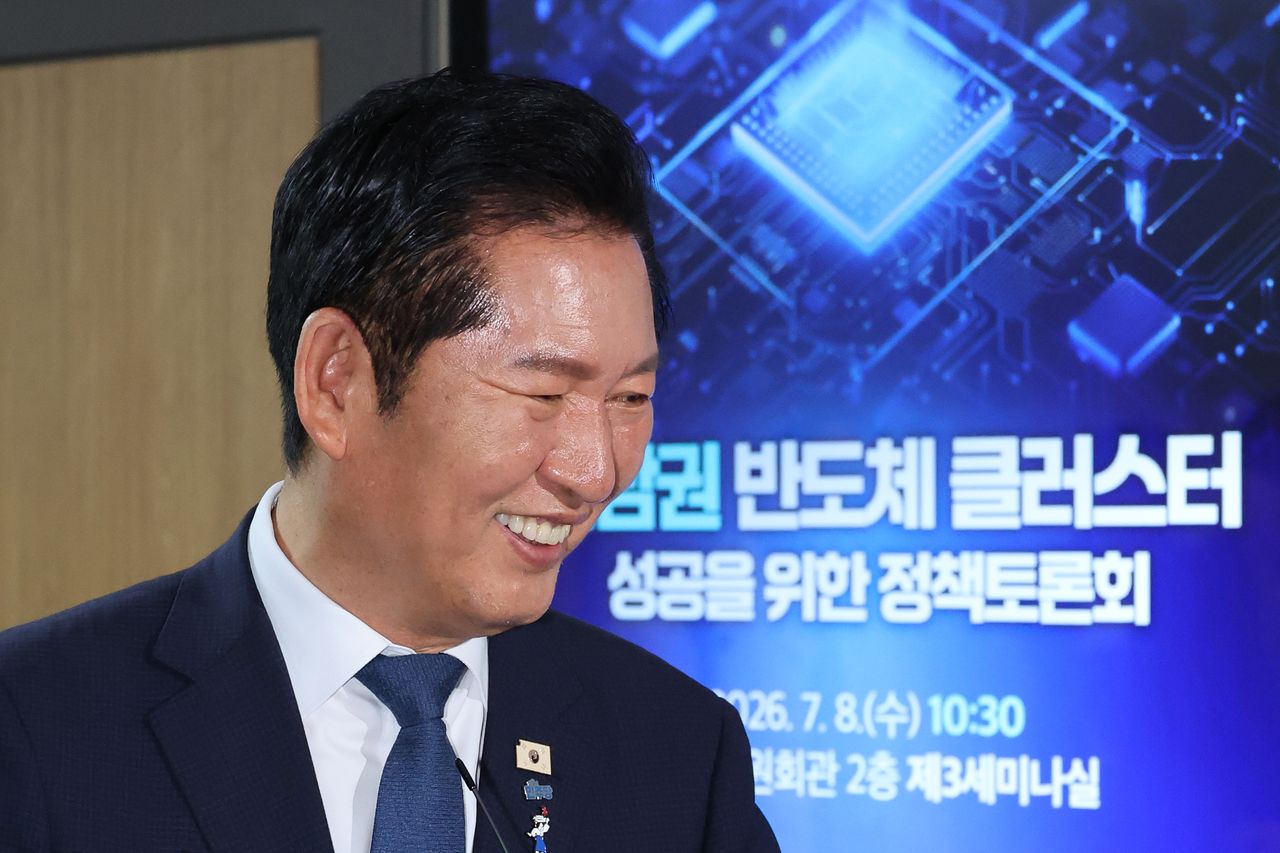 정청래 전 더불어민주당 대표가 지난 8일 서울 여의도 국회 의원회관에서 열린 서남권 반도체 클러스터 성공을 위한 정책토론회를 마친 후 취재진의 질의에 답변하고 있는 모습. 뉴스1