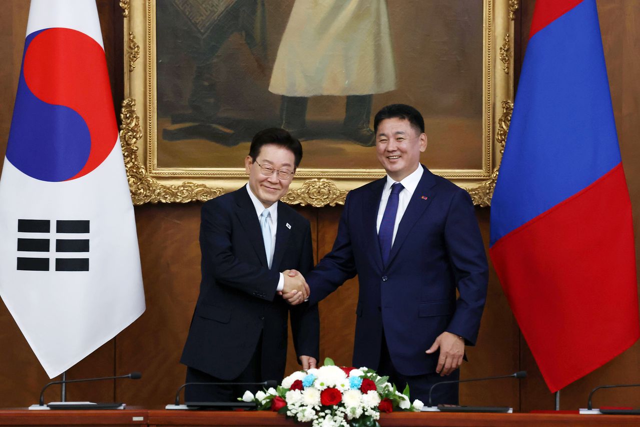 이재명 대통령과 오흐나 후렐수흐 몽골 대통령이 9일(현지시간) 몽골 울란바타르 정부청사에서 열린 한·몽 정상회담에 앞서 악수하고 있다. 뉴스1