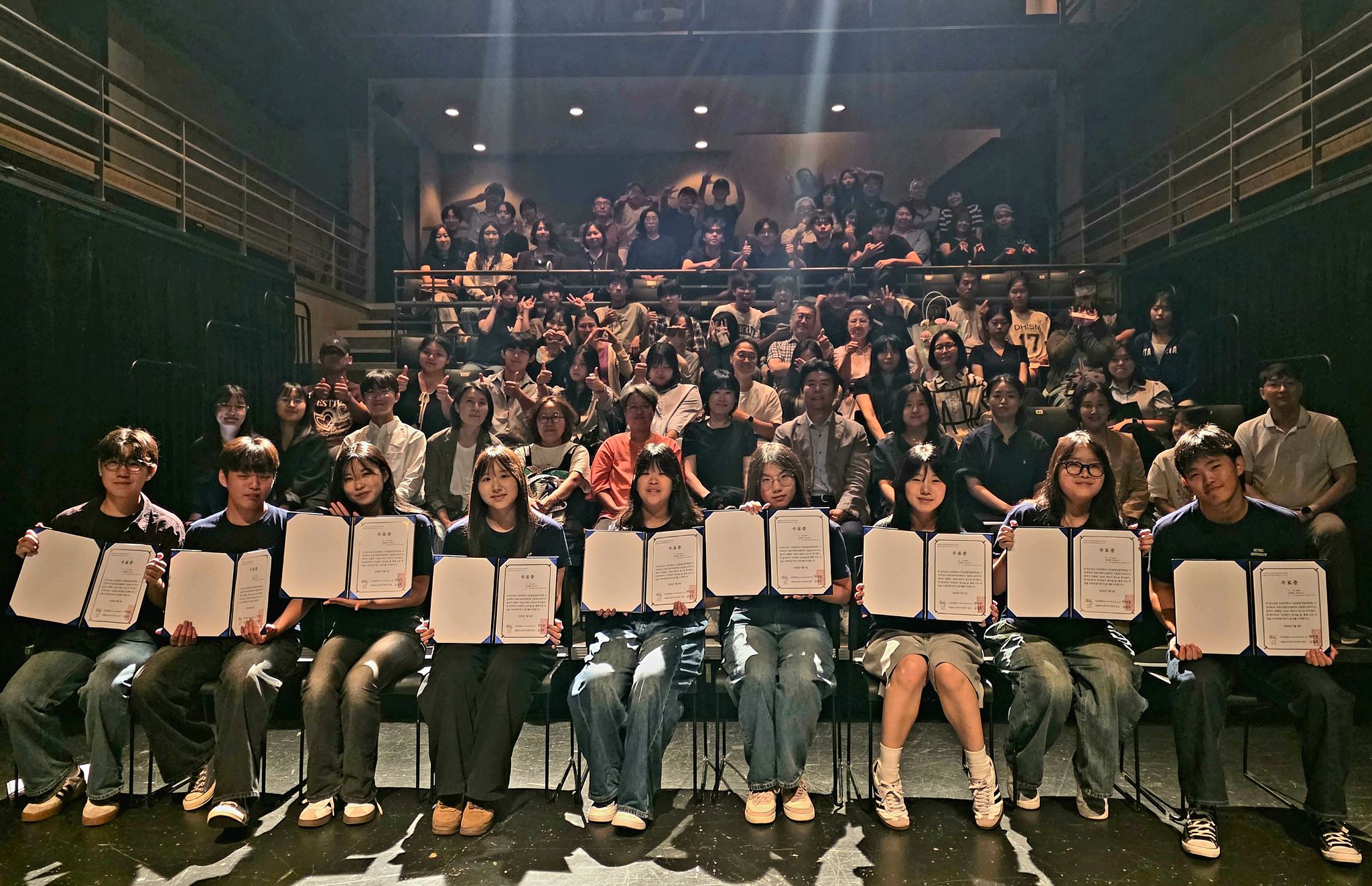 제1회 그린스테이지 희곡공모전 시상식 참석자들이 기념촬영을 하고 있다.
