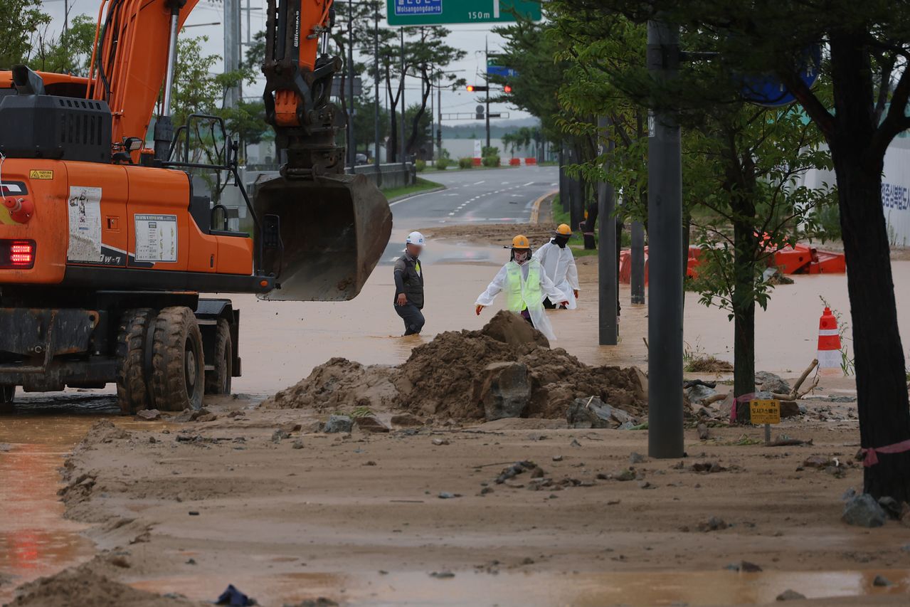 토사가 흘러내린 세종시 한별동 BRT 교차로. [연합뉴스]