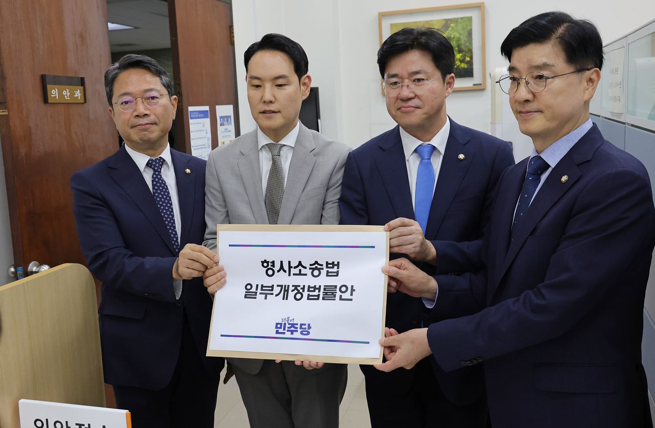 더불어민주당 형사소송법 TF 김승원, 김한규, 박상혁, 이해식 의원이 9일 서울 여의도 국회 의안과에 형사소송법 일부개정법률안을 제출하고 있다. 임현동 기자