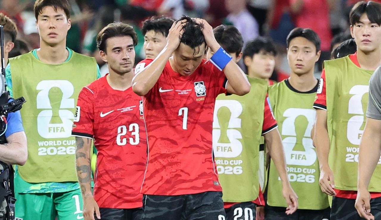 조별리그 남아공과의 경기에서 패한 후 망연자실한 표정의 한국 축구 대표선수들. [중앙포토]