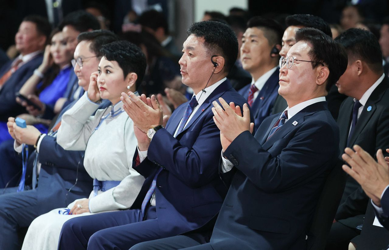 이재명 대통령과 오흐나 후렐수흐 몽골 대통령이 9일(현지시간) 울란바타르 한 호텔에서 열린 한-몽골 비즈니스 포럼에서 박수를 치고 있다. 