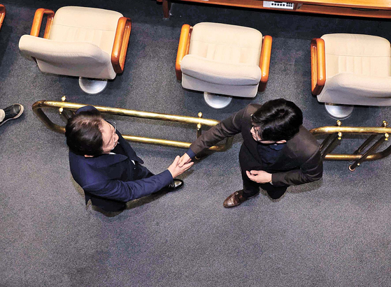 비상계엄 해제 요구 결의안이 가결된 2024년 12월 4일 서울 여의도 국회 본회의장에서 한동훈 국민의힘 대표와 이재명 민주당 대표가 만나 악수하고 있다. 뉴시스