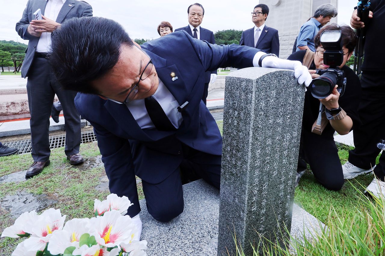  9일 오후 전남광주통합특별시 북구 국립 5·18 민주묘지에서 더불어민주당 당권 도전에 나서는 송영길 의원이 참배하고 있다. 연합뉴스