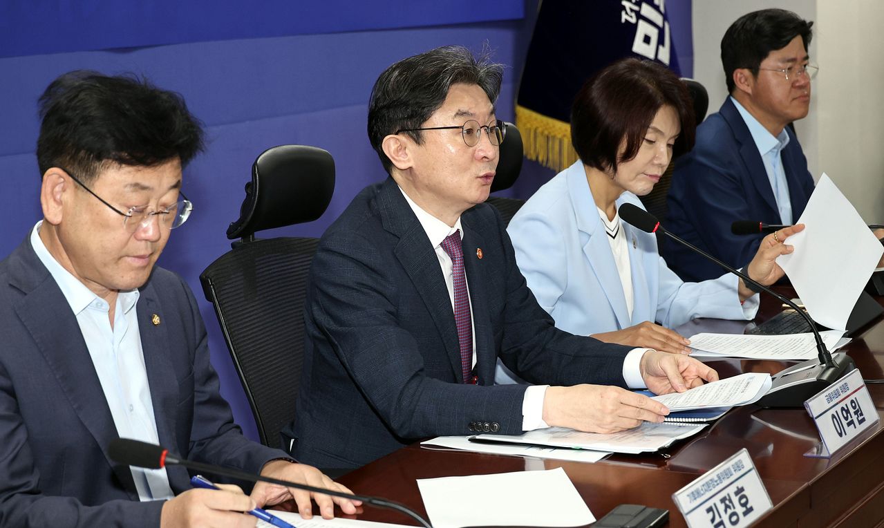 이억원 금융위원회 위원장(왼쪽 둘째)이 8일 국회 의원회관에서 열린 지속가능성 공시 제도화 방안 관련 당정협의회에서 발언하고 있다. 임현동 기자