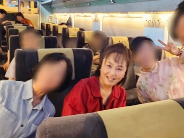 이경실이 부산행 KTX에서 친구들과 함께 여행을 떠나며 기념 사진을 찍었다. 사진 인스타그램 캡처