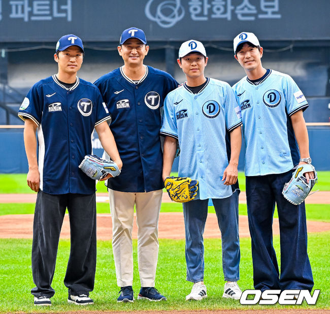 [OSEN=잠실, 민경훈 기자] 10일 서울 잠실야구장에서 ‘2026 신한 SOL KBO 올스타 프라이데이’가 열렸다. 올스타 프라이데이인 오늘(10일)은 '넥스트레벨 매치'가 가장 먼저 열렸다. 지난해 넥스트 레벨 트레이닝 캠프를 수료한 고교 2학년 유망주들이 참가해 2028 KBO 신인드래프트를 앞둔 차세대 스타들의 기량을 선보였다. 이어 북부리그와 남부리그가 맞붙는 퓨처스 올스타전이 펼쳐진다. 경기 종료 후에는 팬 투표로 선정된 거포 8명이 출전하는 홈런 더비가 펼쳐진다. 시구, 시포를 마친박해민,박용택,정수빈,김재호가 기념 촬영을 하고 있다. 2026.07.10 / rumi@osen.co.kr