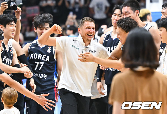 [OSEN=고양, 박준형 기자]한국 농구대표팀이 일본을 꺾고 아시아예선을 통과했다.니콜라스 마줄스 감독이 이끄는 한국 남자농구대표팀은 6일 오후 경기도 고양 소노 아레나에서 ’2027 FIBA 농구월드컵’ 아시아지역 윈도우 B조 6차전 일본을 상대로 81-79로 승리를 거뒀다. 경기종료 후 부임 첫승 거둔 니콜라스 마줄스 감독이 선수들의 축하를 받고 있다.   2026.07.06 / soul1014@osen.co.kr