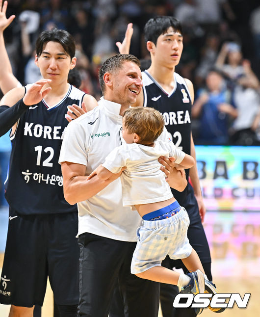 [OSEN=고양, 박준형 기자]한국 농구대표팀이 일본을 꺾고 아시아예선을 통과했다.니콜라스 마줄스 감독이 이끄는 한국 남자농구대표팀은 6일 오후 경기도 고양 소노 아레나에서 ’2027 FIBA 농구월드컵’ 아시아지역 윈도우 B조 6차전 일본을 상대로 81-79로 승리를 거뒀다. 경기종료 후 부임 첫승 거둔 니콜라스 마줄스 감독이 아들의 축하를 받고 있다.   2026.07.06 / soul1014@osen.co.kr