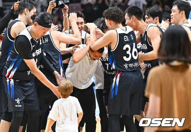 [OSEN=고양, 박준형 기자]한국 농구대표팀이 일본을 꺾고 아시아예선을 통과했다.니콜라스 마줄스 감독이 이끄는 한국 남자농구대표팀은 6일 오후 경기도 고양 소노 아레나에서 ’2027 FIBA 농구월드컵’ 아시아지역 윈도우 B조 6차전 일본을 상대로 81-79로 승리를 거뒀다. 경기종료 후 부임 첫승 거둔 니콜라스 마줄스 감독이 선수들의 축하를 받고 있다.   2026.07.06 / soul1014@osen.co.kr