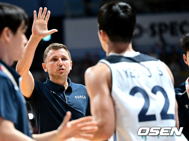 [OSEN=고양, 최규한 기자] 3일 오후 경기도 고양 소노 아레나에서 ’2027 FIBA 카타르 농구월드컵’ 아시아 예선 1라운드 5차전 대한민국과 대만의 경기가 열렸다.니콜라스 마줄스 감독이 이끄는 한국 남자농구대표팀은 이날 경기에서 대만을 잡으면 최소 조 3위를 확정짓고 아시아예선 2라운드로 향한다.경기를 앞두고 니콜라스 마줄스 감독과 여준석이 인사를 나누고 있다. 2026.07.03 / dreamer@osen.co.kr