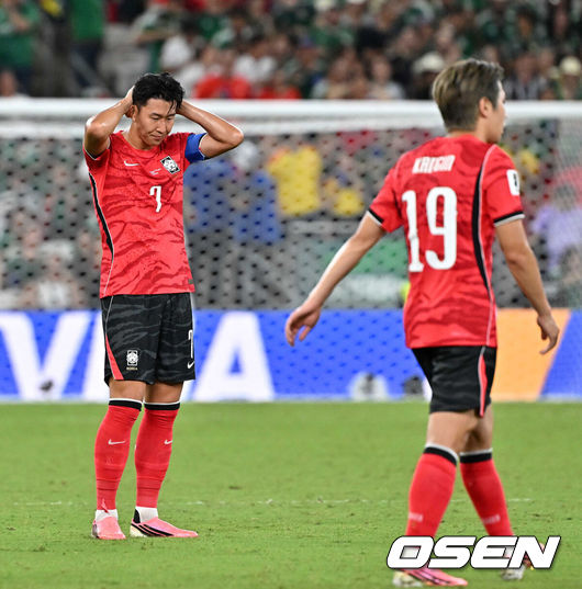 [OSEN=몬테레이(멕시코), 이대선 기자] 홍명보 감독이 이끄는 대한민국 축구대표팀은 25일(이하 한국시간) 오전 10시 멕시코 몬테레이 스타디움에서 개최된 2026 국제축구연맹(FIFA) 북중미 월드컵 조별리그 A조 최종전에서 남아프리카공화국에게 0-1 충격패를 당했다.1승2패가 된 한국은 A조 3위로 밀리며 32강 자력진출에 실패했다. 한국은 나머지 조들의 상황을 따져보고 32강에 진출할 가능성은 남아있다.후반 선제골을 허용한 대한민국 손흥민이 아쉬워하고 있다. 2026.06.25 /sunday@osen.co.kr