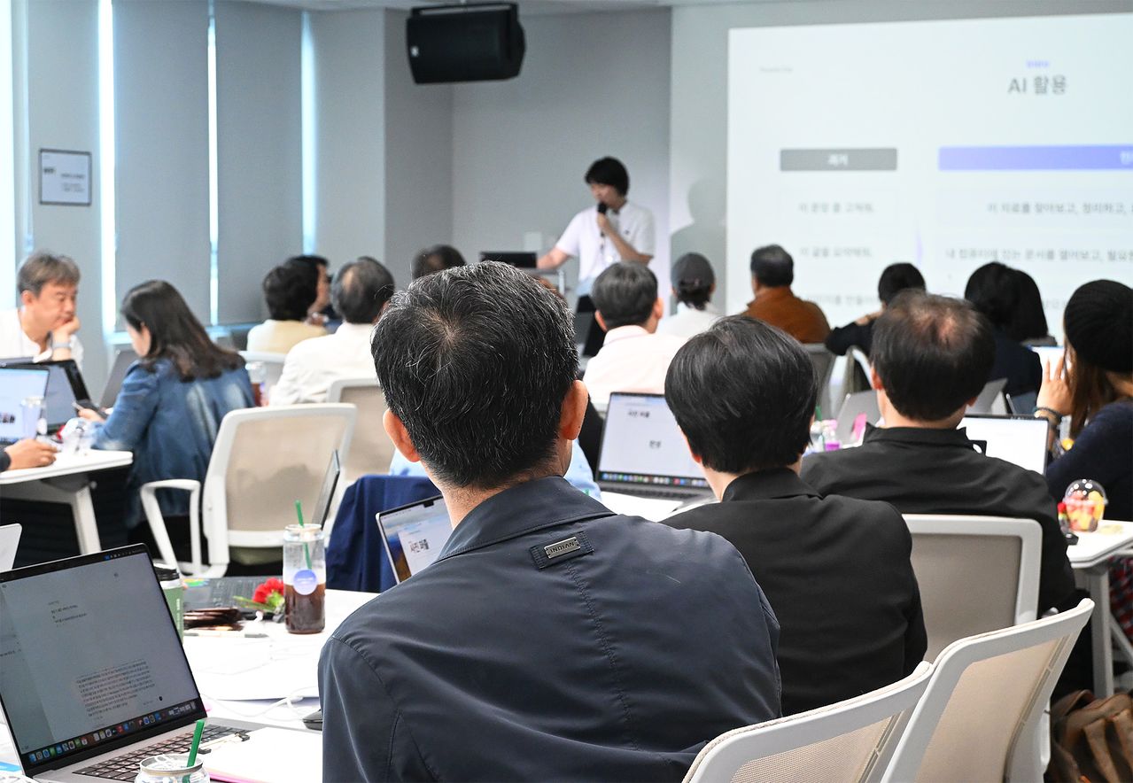 오픈AI와 데이원컴퍼니가 5월 어버이날을 맞아 진행한 시니어 교육 행사. 사진 오픈AI