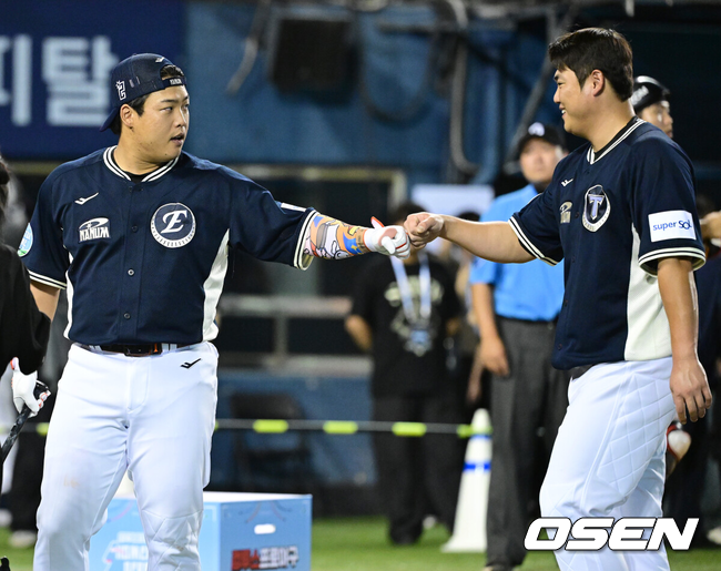 [OSEN=잠실, 최규한 기자] 10일 서울 잠실야구장에서 ‘2026 신한 SOL KBO 올스타 프라이데이’가 열렸다.올스타 프라이데이인 오늘(10일)은 '넥스트레벨 매치'가 가장 먼저 열리고, 이어 북부리그와 남부리그가 맞붙는 퓨처스 올스타전이 펼쳐졌다. 경기 종료 후에는 팬 투표로 선정된 거포 8명이 출전하는 홈런 더비가 진행됐다.한화 강백호가 공을 던져준 KIA 한준수와 인사를 나누고 있다. 2026.07.10 / dreamer@osen.co.kr