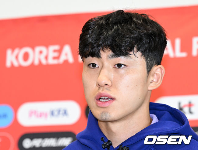 [OSEN=인천공항, 이대선 기자] 홍명보 감독이 이끄는 한국 축구 대표팀이 18일 오후 인천국제공항을 통해 사전 훈련 캠프가 차려지는 미국 유타주 솔트레이크시티로 출국했다.대표팀은 미국 솔트레이크시티에서 사전 캠프를 진행한 이후 6월 5일 과달라하라 베이스캠프로 이동해 본격적인 월드컵 준비에 돌입한다.이기혁이 인터뷰를 하고 있다. 2026.05.18 /sunday@osen.co.kr