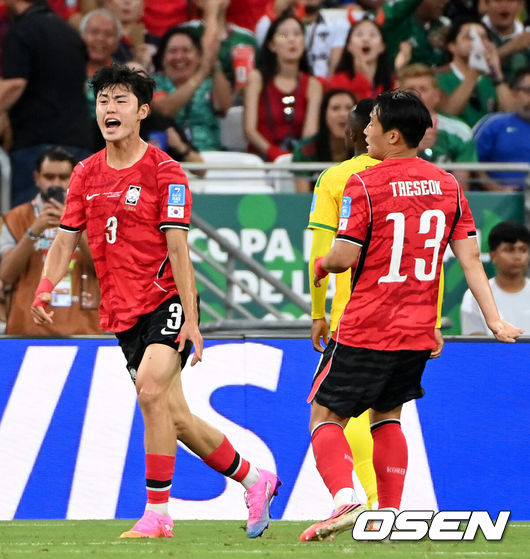 [OSEN=몬테레이(멕시코), 이대선 기자] 25일(한국시간) 멕시코 누에보레온주 과달루페의 몬테레이 스타디움에서 2026 국제축구연맹(FIFA) 북중미 월드컵 A조 조별리그 3차전 대한민국과 남아프리카공화국의 경기가 열렸다.현재 대한민국은 1승 1패(승점 3)로 조 2위에 올라 있다. 무승부만 거둬도 자력으로 32강 진출이 가능하다. 하지만 대표팀은 경우의 수보다 승리를 목표로 마지막 경기에 나선다.역습을 간신히 막아낸 이기혁이 소리를 지르고 있다.2026.06.25 /sunday@osen.co.kr