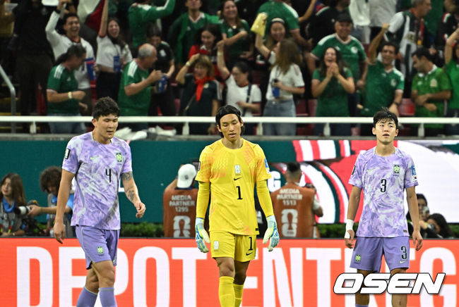 [OSEN=과달라하라(멕시코), 이대선 기자] 홍명보 감독이 이끄는 대한민국 축구대표팀은 19일 오전 10시(이하 한국시간) 멕시코 과달라하라의 에스타디오 과달라하라에서 열린 2026 국제축구연맹(FIFA) 북중미 월드컵 조별리그 A조 2차전에서 멕시코에 0-1로 패했다.이로써 한국은 1승 1패, 승점 3으로 멕시코(승점 6)에 이어 조 2위가 됐다. 체코와 남아프리카공화국이 나란히 승점 1에 머물러 있는 만큼 한국은 남아공과 최종전에서 무승부만 거둬도 조 2위를 확보할 수 있다.후반 대한민국 김민재, 김승규, 이기혁이 아쉬워하고 있다. 2026.06.19 /sunday@osen.co.kr