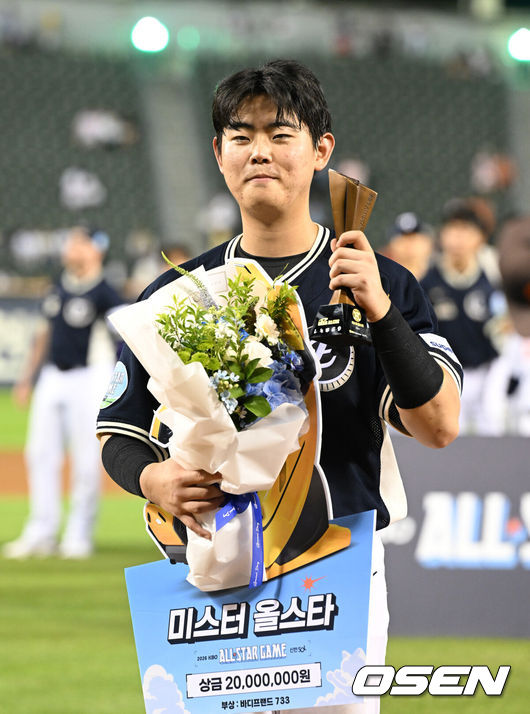 [OSEN=잠실, 이대선 기자] 나눔 올스타가 잠실구장 마지막 올스타전에서 승리했다. 나눔 올스타는 2022년 이후 5연승을 거뒀다.나눔 올스타는11일 서울 잠실구장에서 열린 ‘2026 KBO 올스타전’에서 드림올스타에 10-1로 승리했다.22안타를 몰아친 나눔 올스타는 역대 팀 최다 안타 신기록을 세웠다. 종전 기록은 2017년 드림 올스타의 19안타였다.허인서가 5타수 4안타 1타점, 문현빈이 5타수 4안타 1타점, 이도윤이 4타수 3안타 3타점으로 활약했다.미스터 올스타를 차지한 나눔올스타 허인서가 포즈를 취하고 있다. 2026.07.11 2026.07.11 / sunday@osen.co.kr