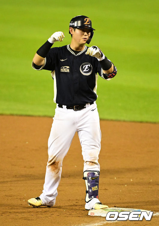 [OSEN=잠실, 지형준 기자] 11일 서울 잠실야구장에서 ‘2026 신한 SOL KBO 올스타전’이 진행됐다.1982년 개장 이후 마지막 잠실 올스타전에서 양의지, 류현진 등 베테랑들의 기록 도전과 27명의 첫 올스타 출전 신예들이 맞붙는 가운데, 나눔의 5연승과 드림의 7년 만의 승리 여부가 관심을 모은다.7회초 한화 허인서가 안타를 날리며 세리머니를 하고 있다. 2026.07.11 / jpnews@osen.co.kr