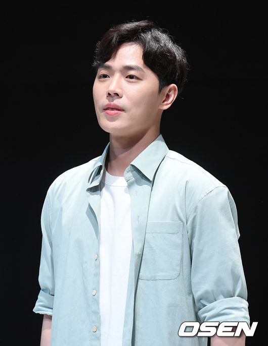 [OSEN=조은정 기자] 15일 오후 서울 종로구 대학로 아트원씨어터에서 연극 ‘렁스’ 프레스콜 행사가 열렸다.배우 이동하가 포즈를 취하고 있다. /cej@osen.co.kr