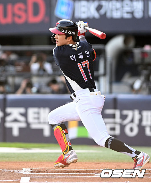 [OSEN=잠실, 이대선 기자] 11일 서울 잠실야구장에서 ‘2026 신한 SOL KBO 올스타전’이 진행됐다.1982년 개장 이후 마지막 잠실 올스타전에서 양의지, 류현진 등 베테랑들의 기록 도전과 27명의 첫 올스타 출전 신예들이 맞붙는 가운데, 나눔의 5연승과 드림의 7년 만의 승리 여부가 관심을 모은다.1회초 1사에서 나눔올스타 박해민이 좌전안타를 치고 있다. 2026.07.11 / sunday@osen.co.kr