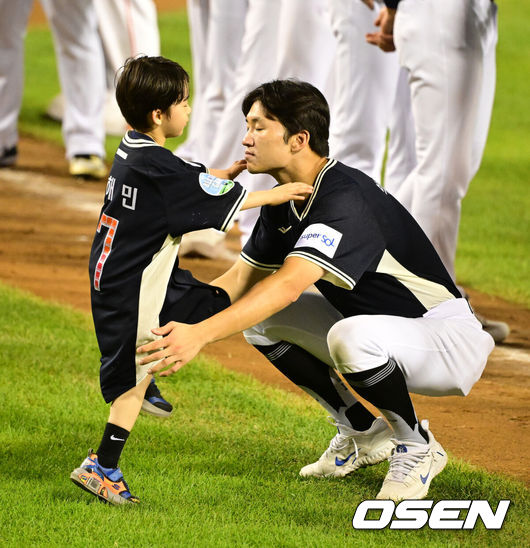 [OSEN=잠실, 지형준 기자] 나눔 올스타가 잠실구장 마지막 올스타전에서 승리했다. 나눔 올스타는 2022년 이후 5연승을 거뒀다.나눔 올스타는11일 서울 잠실구장에서 열린 ‘2026 KBO 올스타전’에서 드림올스타에 10-1로 승리했다.22안타를 몰아친 나눔 올스타는 역대 팀 최다 안타 신기록을 세웠다. 종전 기록은 2017년 드림 올스타의 19안타였다.허인서가 5타수 4안타 1타점, 문현빈이 5타수 4안타 1타점, 이도윤이 4타수 3안타 3타점으로 활약했다.LG 박해민이 아들과 즐거운 시간을 보내고 있다. 2026.07.11 / jpnews@osen.co.kr