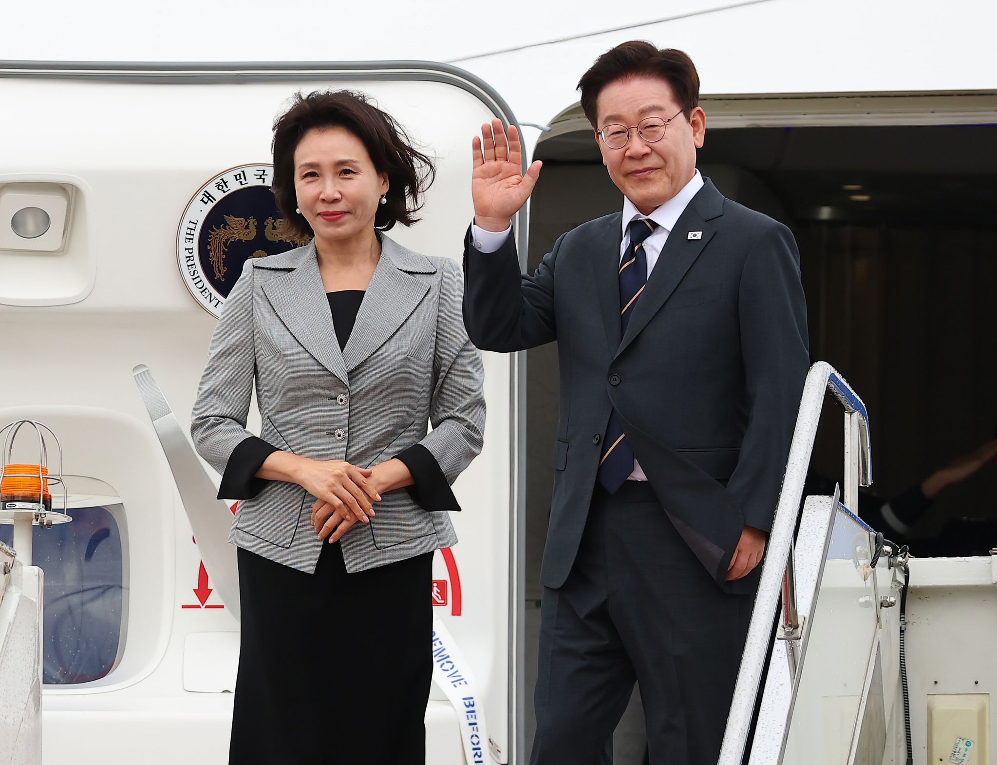 몽골 국빈 방문 공식일정을 마치고 귀국하는 이재명 대통령과 김혜경 여사가 11일(현지시간) 칭기스칸 국제공항 한국행 공군 1호기에서 환송객에게 인사하고 있다. 뉴스1