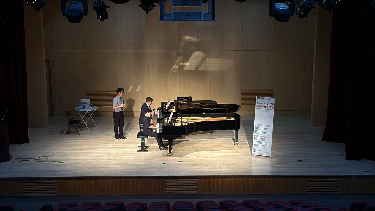 피아니스트 니콜라이 사라토프스키가 7월 1일 세종대학교 학생회관 대공연장에서 열린 국제 피아노 마스터클래스에서 참가자를 지도하고 있다. [사진 세종대학교]
