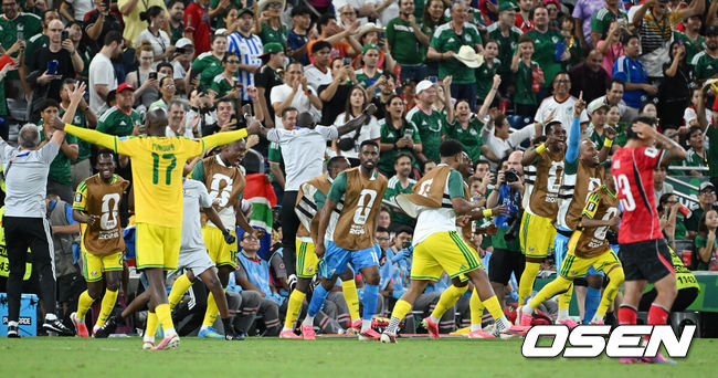 [OSEN=몬테레이(멕시코), 이대선 기자] 홍명보 감독이 이끄는 대한민국 축구대표팀은 25일(이하 한국시간) 오전 10시 멕시코 몬테레이 스타디움에서 개최된 2026 국제축구연맹(FIFA) 북중미 월드컵 조별리그 A조 최종전에서 남아프리카공화국에게 0-1 충격패를 당했다.1승2패가 된 한국은 A조 3위로 밀리며 32강 자력진출에 실패했다. 한국은 나머지 조들의 상황을 따져보고 32강에 진출할 가능성은 남아있다.경기 종료 후 남아공 선수단이 환호하고 있다. 2026.06.25 /sunday@osen.co.kr