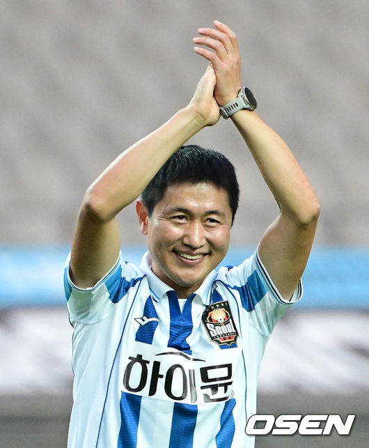 [OSEN=지형준 기자] 12일 서울월드컵경기장에서 하나은행 K리그1 202617라운드 FC서울과 강원FC의 경기가 열렸다.홈팀 FC서울은 승점 35점(11승 2무 3패)으로 리그 1위, 강원FC는 승점 27점(7승 6무 3패)으로 5위를 달리고 있다.시축을 마친 이영표 해설위원이 인사를 하고 있다. 2026.07.12 / jpnews@osen.co.kr