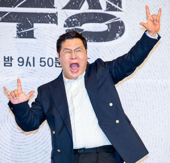 [OSEN=민경훈 기자] 25일 오후 서울 양천구 목동 SBS 방송센터 SBS홀에서 SBS 새 금토드라마 '김부장' 제작발표회가 열렸다.오는 26일 첫 방송 되는 ‘김부장’은 세상 가장 평범한 아빠가 하나뿐인 딸을 되찾기 위해 세상에서 가장 위험한 남자가 돼 싸우는 복수 액션극이다. 소지섭, 최대훈, 윤경호, 손나은, 김성규 등 화려한 출연진으로 관심을 모으고 있다.배우 윤경호가 포즈를 취하고 있다. 2026.06.25 / rumi@osen.co.kr