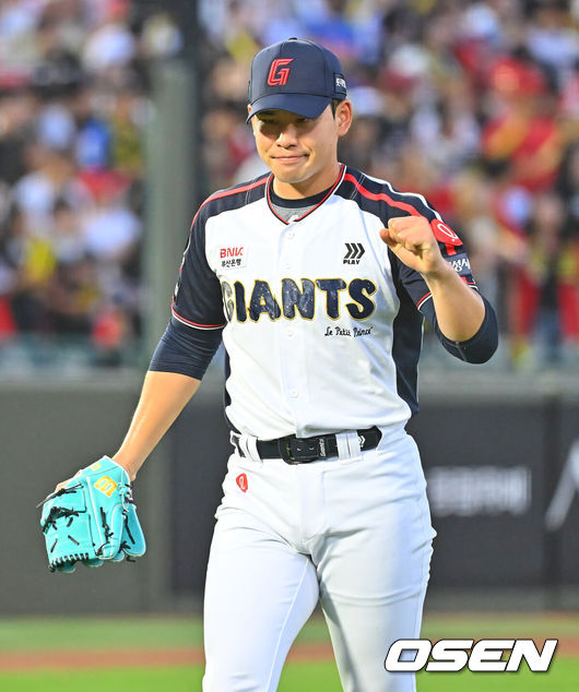 [OSEN=부산, 이석우 기자] 9일 부산 사직야구장에서 2026 신한 SOL KBO 리그 롯데 자이언츠와 KIA 타이거즈의 경기가 열렸다. 홈팀 롯데는 김진욱이, 방문팀 KIA는 양현종이 선발 출전했다.롯데 자이언츠 선발 투수 김진욱이 4회초 1사 1루 KIA 타이거즈 김선빈을 유격수 병살로 잡고 주먹을 불끈 쥐고 있다. 2026.07.09 / foto0307@osen.co.kr