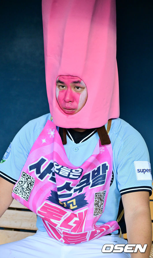 [OSEN=잠실, 박준형 기자] 11일 서울 잠실야구장에서 ‘2026 신한 SOL KBO 올스타전’이 진행됐다.1982년 개장 이후 마지막 잠실 올스타전에서 양의지,류현진 등 베테랑들의 기록 도전과 27명의 첫 올스타 출전 신예들이 맞붙는 가운데, 나눔의 5연승과 드림의 7년 만의 승리 여부가 관심을 모은다.드림 올스타 김진욱이 분장한뒤 경기를 지켜보고 있다   2026.07.11 / soul1014@osen.co.kr