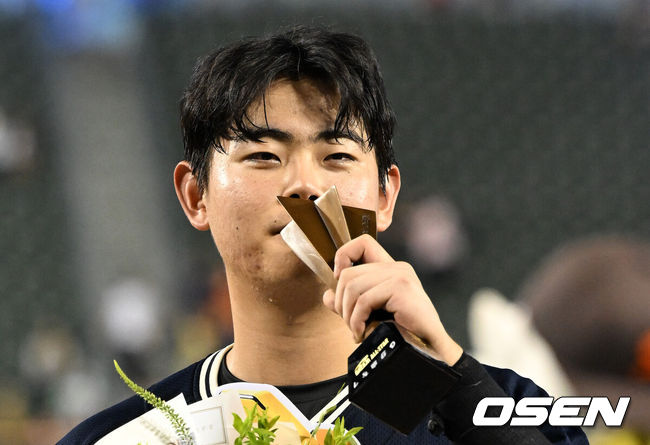 [OSEN=잠실, 이대선 기자] 나눔 올스타가 잠실구장 마지막 올스타전에서 승리했다. 나눔 올스타는 2022년 이후 5연승을 거뒀다.나눔 올스타는11일 서울 잠실구장에서 열린 ‘2026 KBO 올스타전’에서 드림올스타에 10-1로 승리했다.22안타를 몰아친 나눔 올스타는 역대 팀 최다 안타 신기록을 세웠다. 종전 기록은 2017년 드림 올스타의 19안타였다.허인서가 5타수 4안타 1타점, 문현빈이 5타수 4안타 1타점, 이도윤이 4타수 3안타 3타점으로 활약했다.미스터 올스타를 차지한 나눔올스타 허인서가 트로피에 키스를 하고 있다. 2026.07.11 2026.07.11 / sunday@osen.co.kr