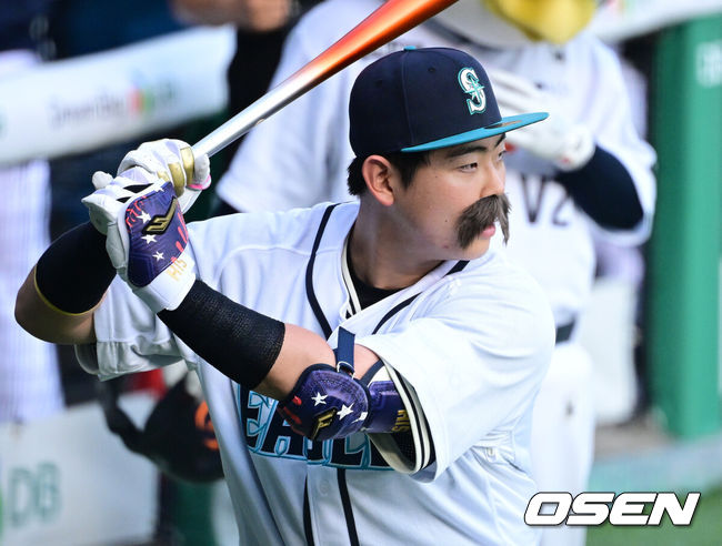 [OSEN=잠실, 지형준 기자] 11일 서울 잠실야구장에서 ‘2026 신한 SOL KBO 올스타전’이 진행됐다.1982년 개장 이후 마지막 잠실 올스타전에서 양의지, 류현진 등 베테랑들의 기록 도전과 27명의 첫 올스타 출전 신예들이 맞붙는 가운데, 나눔의 5연승과 드림의 7년 만의 승리 여부가 관심을 모은다.2회 한화 허인서가 타석에 들어서며 세리머니를 하고 있다. 2026.07.11 / jpnews@osen.co.kr