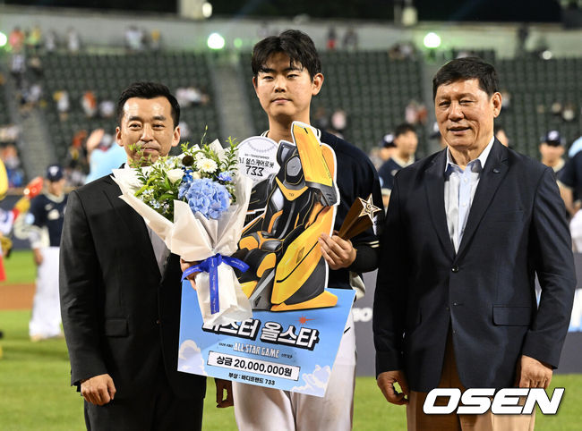 [OSEN=잠실, 이대선 기자] 나눔 올스타가 잠실구장 마지막 올스타전에서 승리했다. 나눔 올스타는 2022년 이후 5연승을 거뒀다.나눔 올스타는11일 서울 잠실구장에서 열린 ‘2026 KBO 올스타전’에서 드림올스타에 10-1로 승리했다.22안타를 몰아친 나눔 올스타는 역대 팀 최다 안타 신기록을 세웠다. 종전 기록은 2017년 드림 올스타의 19안타였다.허인서가 5타수 4안타 1타점, 문현빈이 5타수 4안타 1타점, 이도윤이 4타수 3안타 3타점으로 활약했다.미스터 올스타를 차지한 나눔올스타 허인서가 곽도연 바디프랜드 대표, 허구연 KBO 총재와 포즈를 취하고 있다. 2026.07.11 2026.07.11 / sunday@osen.co.kr