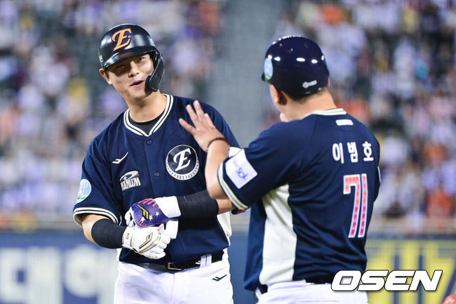 [OSEN=잠실, 박준형 기자] 11일 서울 잠실야구장에서 ‘2026 신한 SOL KBO 올스타전’이 진행됐다.1982년 개장 이후 마지막 잠실 올스타전에서 양의지,류현진 등 베테랑들의 기록 도전과 27명의 첫 올스타 출전 신예들이 맞붙는 가운데, 나눔의 5연승과 드림의 7년 만의 승리 여부가 관심을 모은다.7회초 나눔 올스타 허인서가 안타 날린뒤 미소 짓고 있다. 2026.07.11 / soul1014@osen.co.kr