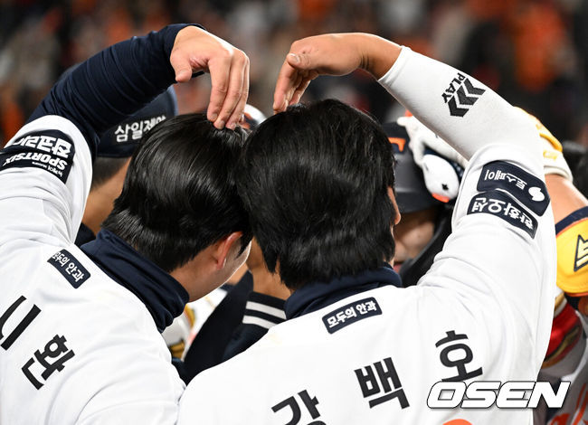 [OSEN=대전, 이대선 기자] 1일 대전 한화생명볼파크에서 2026 신한 SOL KBO리그 한화 이글스와 KT 위즈의 경기가 열렸다.이날 한화는 류현진, KT는 고영표를 선발로 내세웠다.8회말 1사 1,2루에서 한화 심우준이 좌월 스리런 홈런을 치고 노시환, 강백호의 축하를 받고 있다. 2026.04.01 /sunday@osen.co.krc